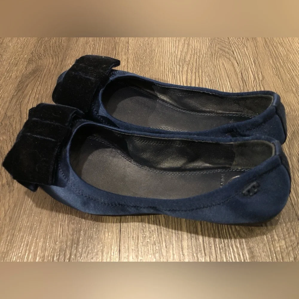 Tory Burch Navy and Black Bow Flats - Picture 2 of 4